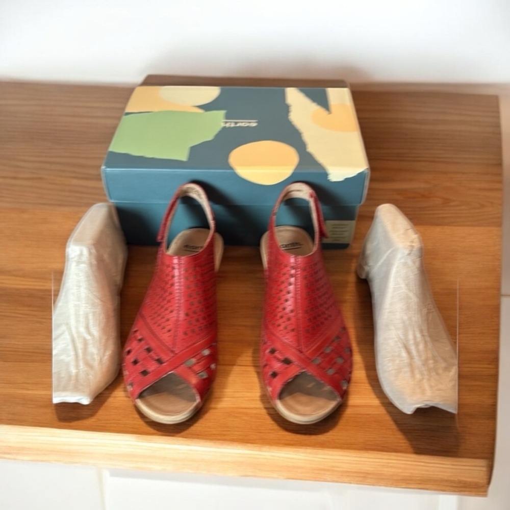 NIB EARTH RED ASA GALU BRIGHT RED SIZE 9M WOMENS SANDAL